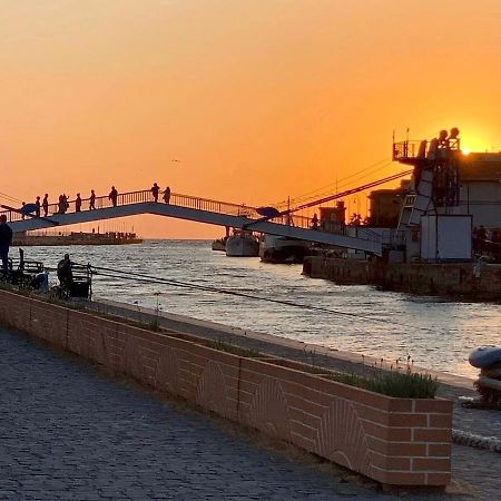 K-Rome Airport Sea View Apartment Fiumicino Bagian luar foto
